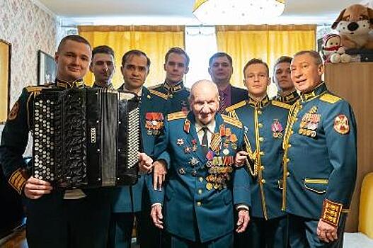 Росгвардейцы поздравили ветеранов войск правопорядка с Днем Победы