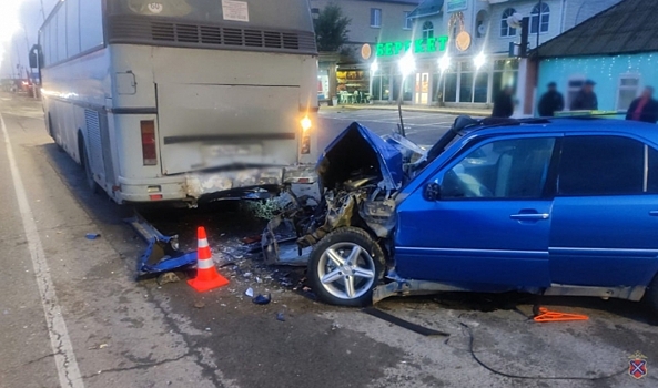 Под Волгоградом «Мерседес» врезался в автобус