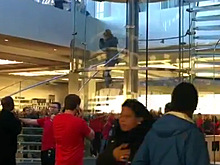 В нью-йоркский Apple Store проник посетитель с мечом