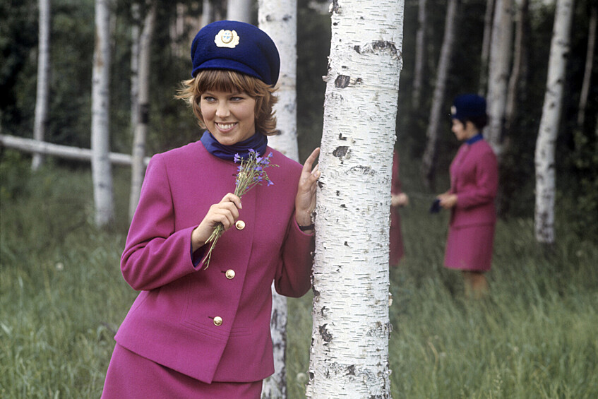 Бортпроводница Надежда Ткач во время прогулки перед рейсом, Международный аэропорт Шереметьево, СССР, 1 июля 1971 года