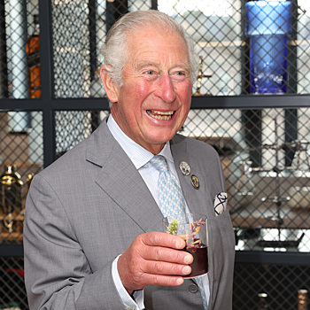 Чай с виски — смешать, но не взбалтывать: на официальной встрече принц Чарльз сделал себе коктейль