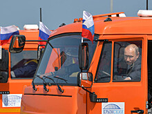 Путин расписался на "КАМазе"