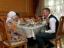 Роман Старовойт поздравил жительницу Курска со 100-летием