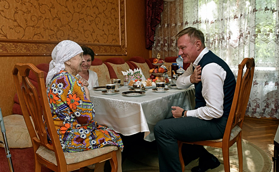 Роман Старовойт поздравил жительницу Курска со 100-летием