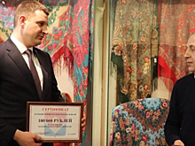 Денис Семенов передал поздравительный адрес коллективу Музея истории русского платка и шали