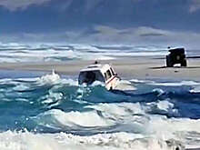 Вездеход со спасателями смыло волной на Курилах