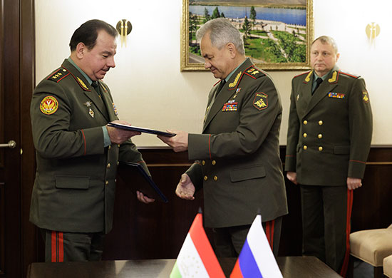 Россия намерена продолжить поставки вооружения Таджикистану — Сергей Шойгу