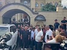 В Армении толпа начала собираться у дома Карапетяна
