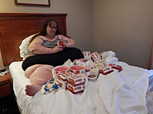 «Скушай за маму, скушай за папу, скушай за мужа»: кто такие фидеры и почему они заставляют своих возлюбленных бесконечно есть