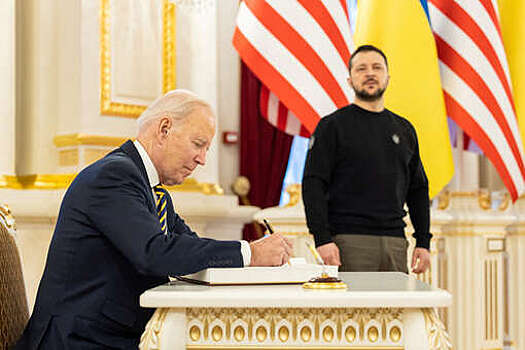 Ведущий Fox News Такер Карлсон назвал президента Украины Зеленского "темной силой"