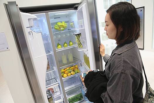 Названа стоимость холодильника со встроенным планшетом от Samsung