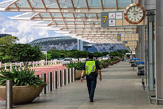 Американца обвинили в домогательствах к спящей шестилетней девочке в аэропорту Азии