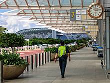 Американца обвинили в домогательствах к спящей шестилетней девочке в аэропорту Азии