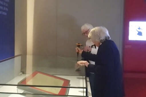 Две пожилые активистки атаковали стеклянную витрину в Британской библиотеке