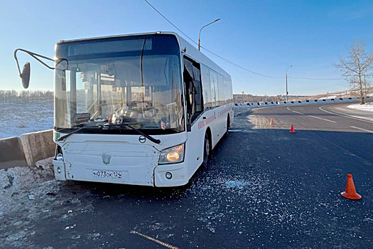 В Красноярске автобус врезался в бетонное ограждение, есть пострадавшие