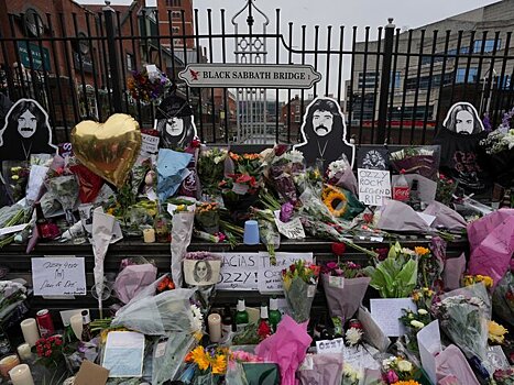 Поклонники Оззи Осборна создали мемориал на скамейке Black Sabbath в Бирмингеме