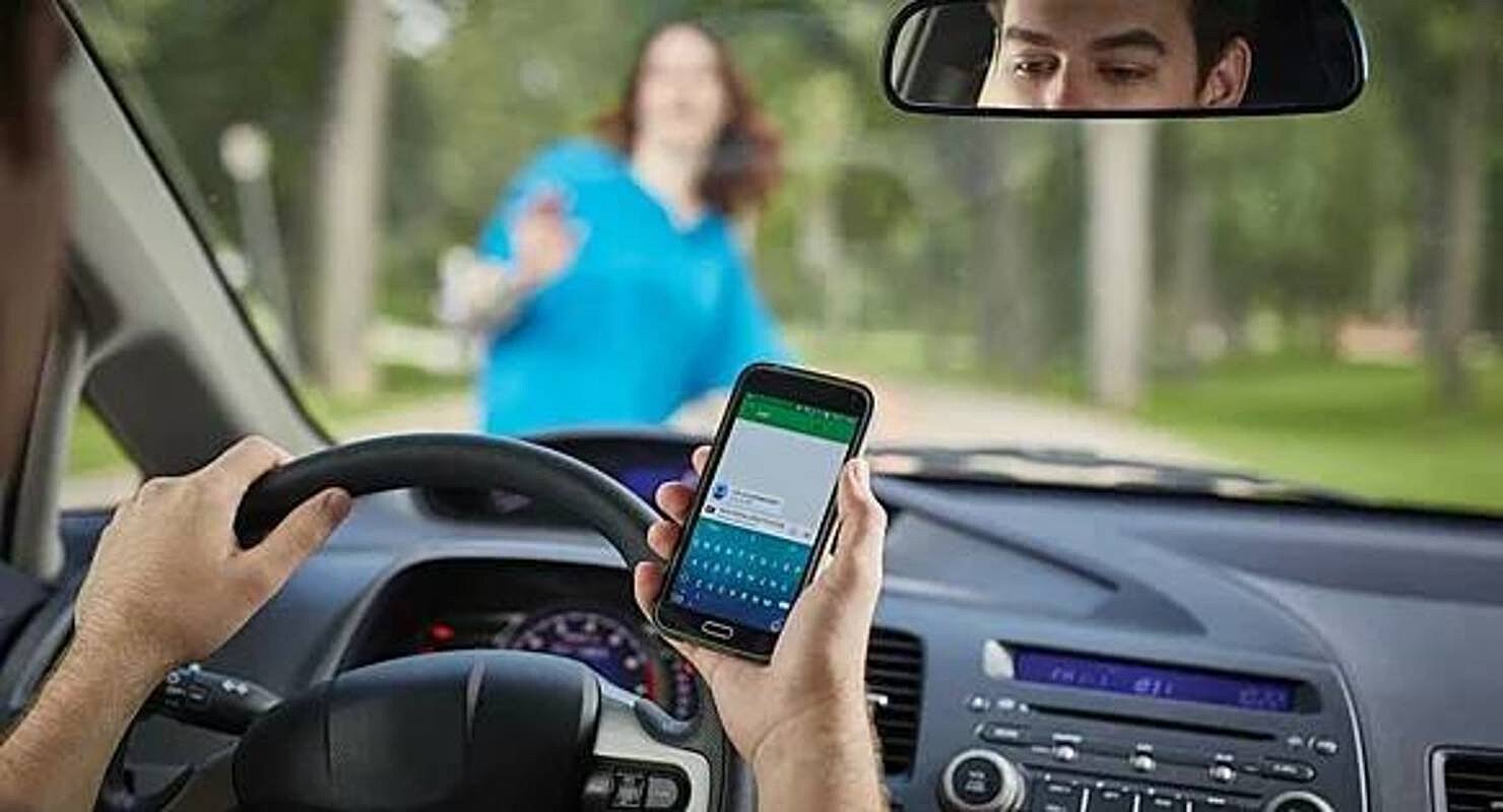 80% водителей пользуются смартфоном за рулем