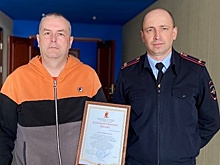 Таксиста, спасшего пенсионера от мошенников, наградили в Вологде