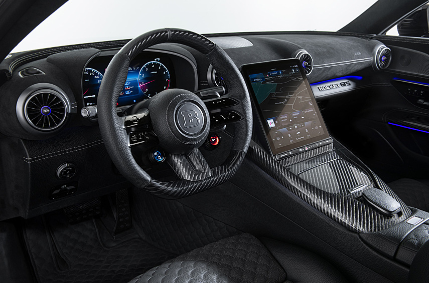 Интерьер перешили с использованием алькантары и карбона: поменялись даже дверные карты, а также материалы передней панели и задних подлокотников. Электрическая система стоковая, но двигатель V8 расточили с 4,0 до 4,4 литра, а ещё ему заменили нагнетатели, впуск и выпуск.