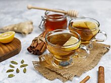 Тепло, но не полезно: чем опасен горячий чай с медом в пожилом возрасте