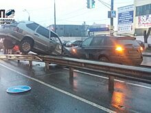 Перелетел через отбойник. Нелепое ДТП в Нижнем Новгороде