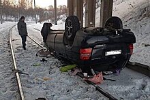 В Хабаровске кроссовер упал с моста на ж/д переезд