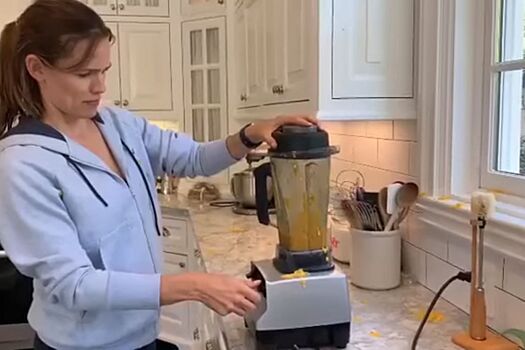 «Мои дети уже любят привкус уголька»: Дженнифер Гарнер высмеяла свое кулинарное шоу