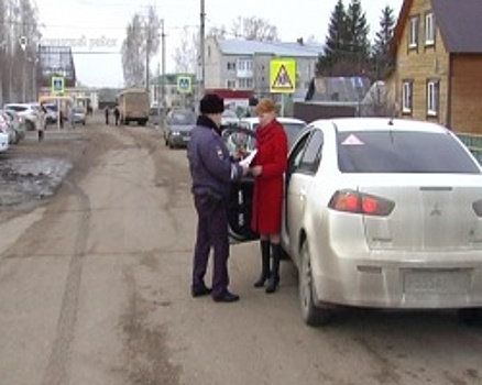 Необычный подарок женщинам за рулём вручали госавтоинспекторы в рамках акции «Мама-водитель»