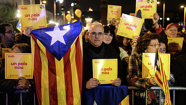 Сторонники независимости Каталонии заблокировали вход в офис консерваторов в Барселоне