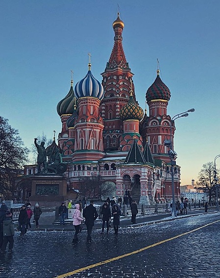 Московский храм Василия Блаженного тоже попал в подборку «сумасшедших зданий» — есть повод для гордости, тем более что автор снимка назвал Москву «неимоверной».
