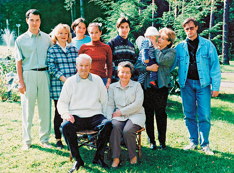 Во втором ряду слева направо: Валерий и Елена Окуловы с дочками, Боря Ельцин-младший, Татьяна и Алексей Дьяченко с сыном