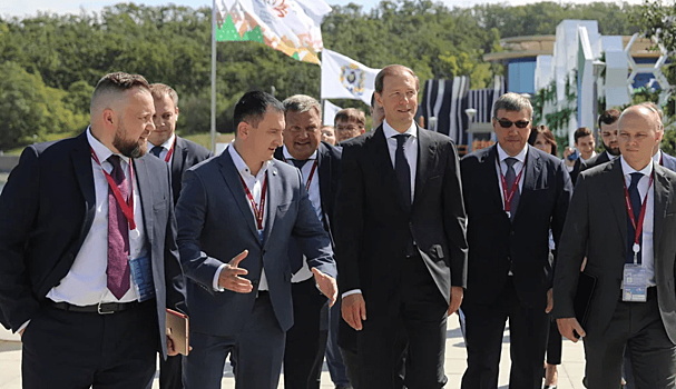 Мантуров встретился с главами регионов в рамках ВЭФ-2021
