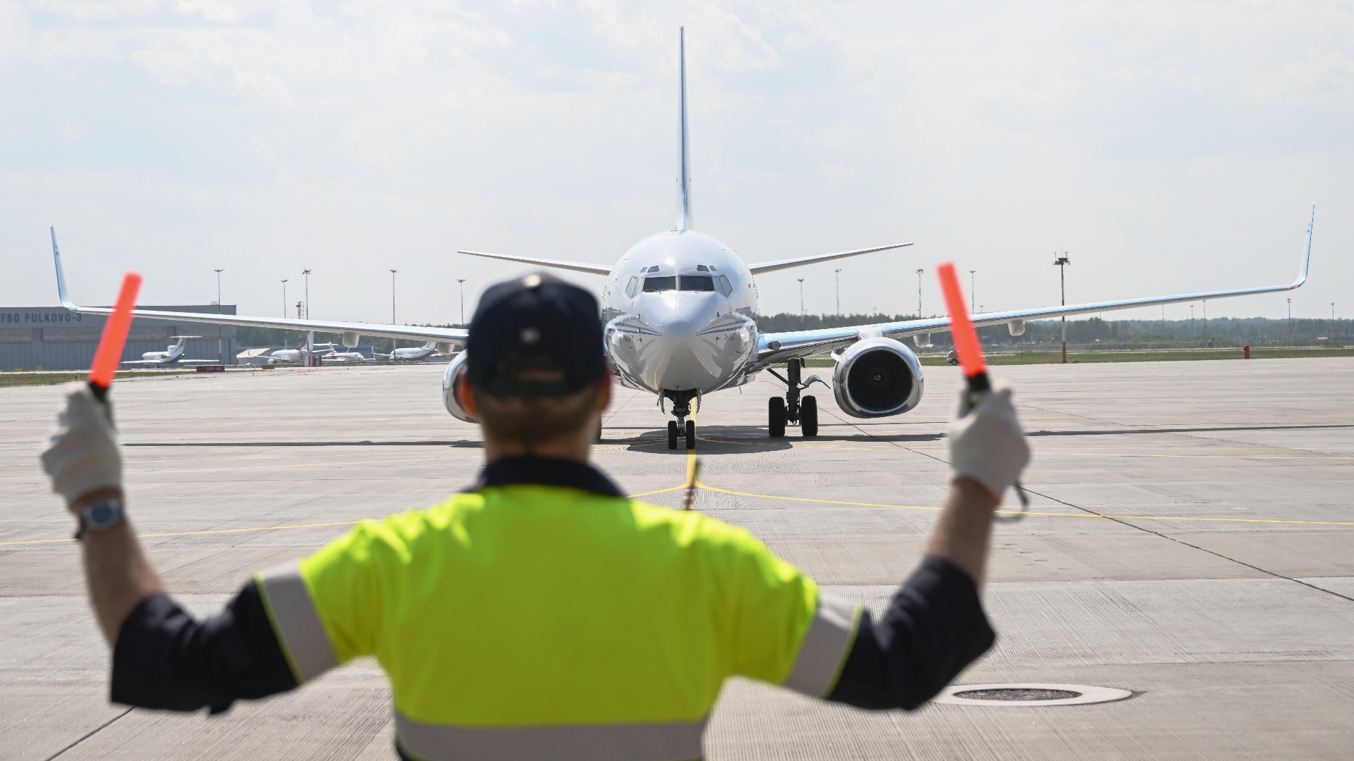 Аэропорт Пулково приостановил работу из-за погоды