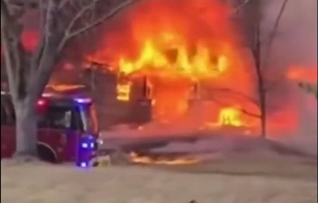 В США самолет упал на жилой дом