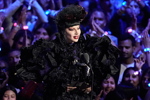 Леди Гага примерила в новом клипе образ уродливой куклы