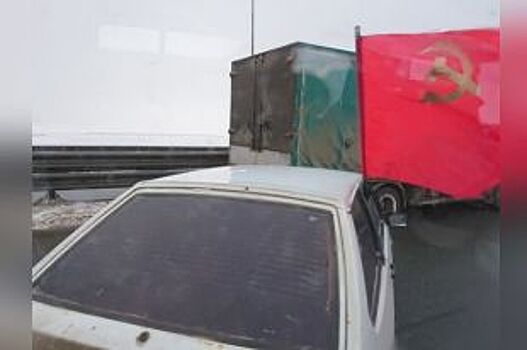 Автомобиль с флагом СССР перекрыл дорогу на мосту в Ульяновске