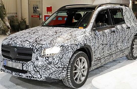 Новый Mercedes GLB внутри и снаружи шпионы сфотографировали на бензоколонке