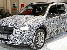 Новый Mercedes GLB внутри и снаружи шпионы сфотографировали на бензоколонке