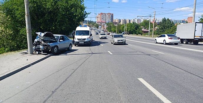 В Ростове водитель врезался в опору ЛЭП