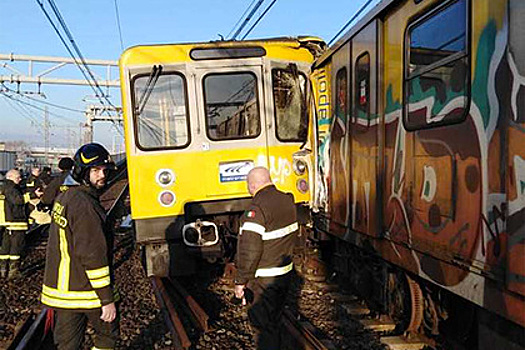 В метро Неаполя столкнулись три поезда