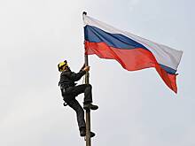 Дума распространила обязанность поднимать российский флаг на детсады и вузы