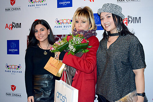 Фанаты в Баку осыпали цветами гостью кинопоказа