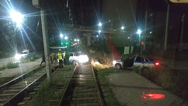 «Десятка» сбегавшего от ГИБДД саратовца застряла на трамвайных путях