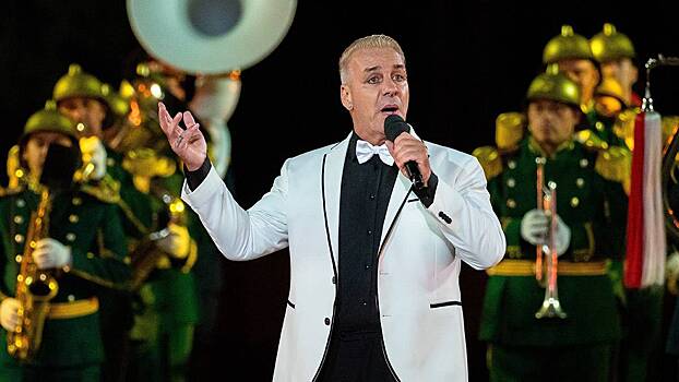 Солиста Rammstein Линдеманна сняли на сцене с российским пивом