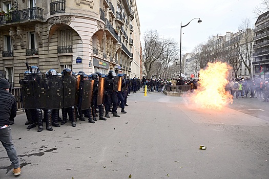 В Париже на манифестации против пенсионной реформы произошли столкновения с полицией