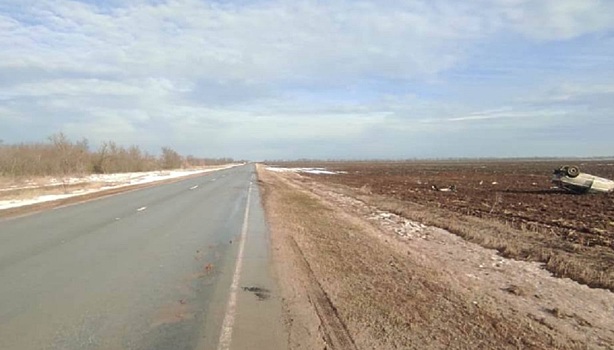 На дороге Волгодонск &ndash; Дубовское перевернулась машина