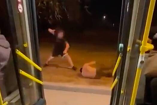Российские школьники побили пьяного пассажира автобуса и попали на видео
