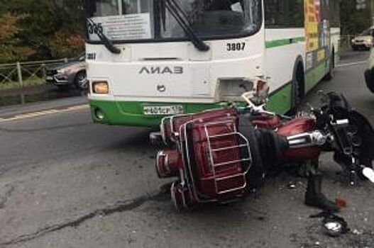 В Петербурге автобус не смог разъехаться с мотоциклистом