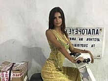 Ратажковски в греческих сандалиях, а Анохина в тапках: звездная обувь из Instagram