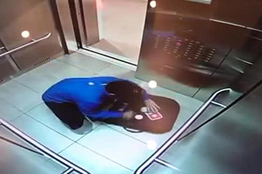 Поедающий начинку от пиццы курьер попал на видео